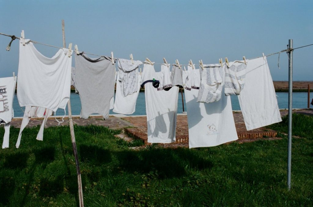 cara mencuci pakaian renang agar awet 3